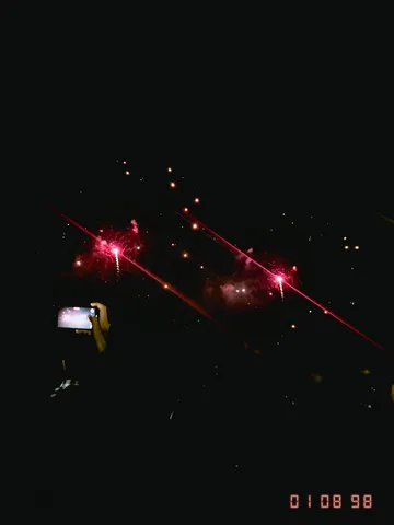 夜の闇を裂く赤の光跡
