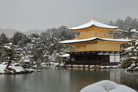 雪化粧の金閣、幻想的な日本の冬
