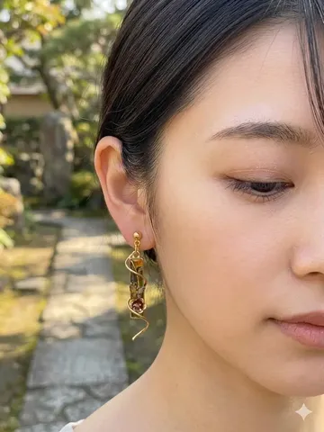 耳元で煌めくアートな輝き