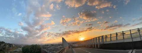 夕陽に染まる橋と道