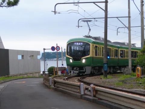 緑と黄色の電車、海辺のカーブ