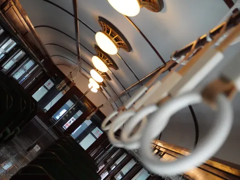 レトロな車内を彩る灯りたち