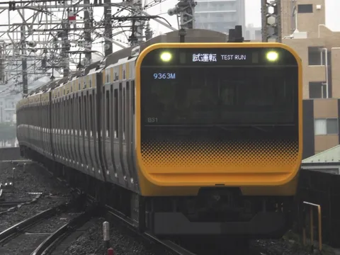 試運転中の黄色い電車