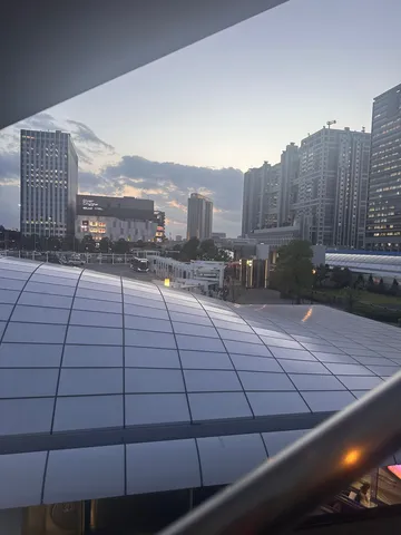 夕暮れのガラスと影