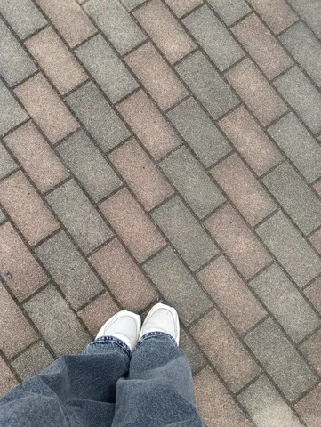 煉瓦の道、足元の静寂