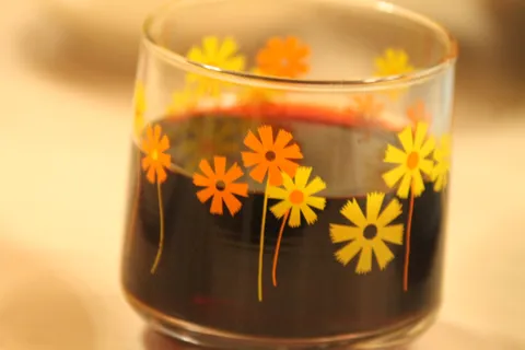 花咲くグラスに注がれた一杯