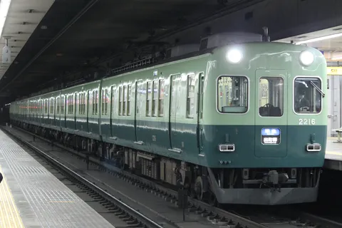 ホームに佇む準急列車