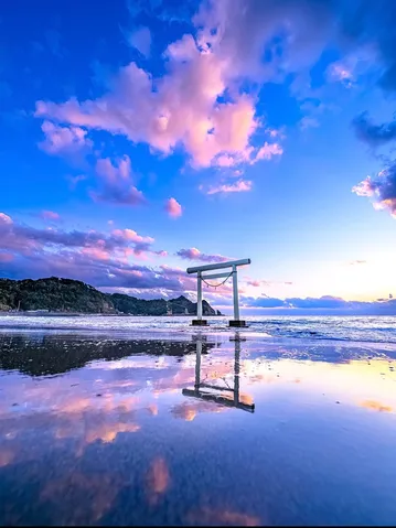 空と海のあわいに立つ鳥居
