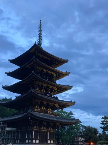 雲間から覗く五重塔