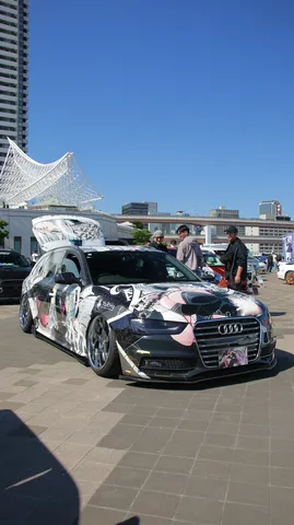 青空の下の痛車アート