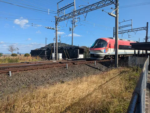 風が渡る線路、赤い列車