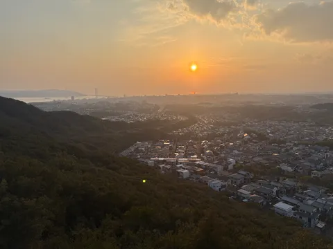 黄昏の街並み、橋と灯り