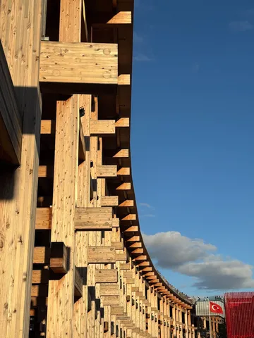 空と木造建築のコントラスト