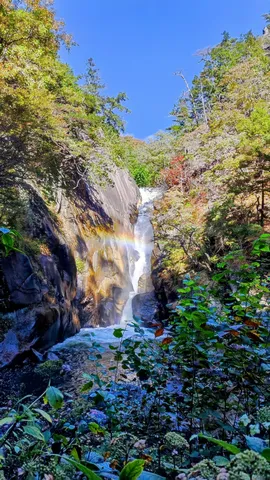 滝と虹が織りなす絶景