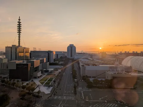 黄金の夕暮れ、都会の輝き