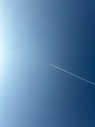 飛行機雲と青