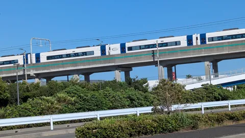 高架線路を走る未来都市の列車