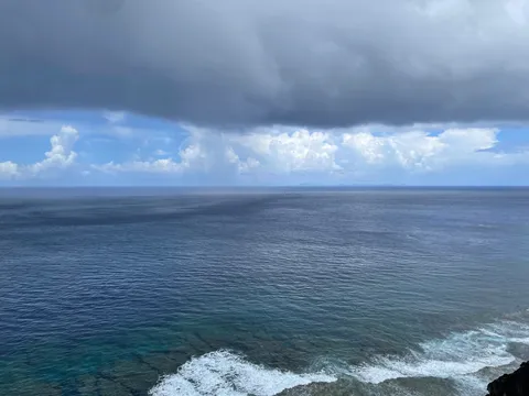 重厚な雲の下、広がる海原