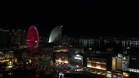 夜景に映える華やかな街
