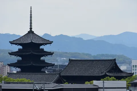 静寂に佇む古都の空