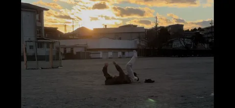 夕暮れに舞う、一瞬の軌跡