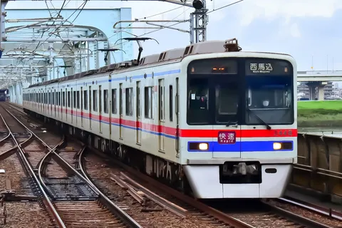 分岐を駆ける快速電車