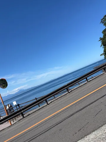 海辺のドライブ、青い空と水平線