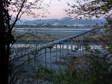 夕暮れ時の長い橋と静かな川