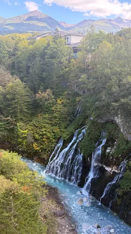 山と滝と青い川の風景