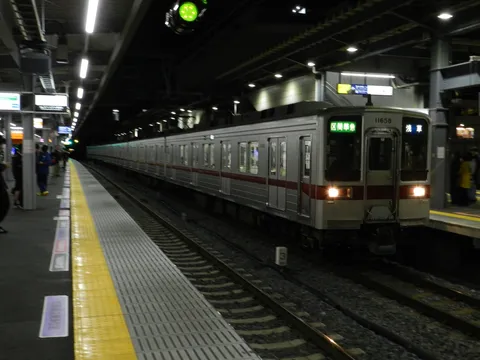 夜の駅、旅立ちの予感