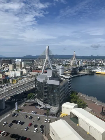 青空と橋が織りなす都市景観