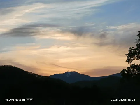 夕暮れに抱かれる山影