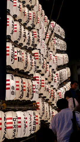 商店街を照らす無数の提灯