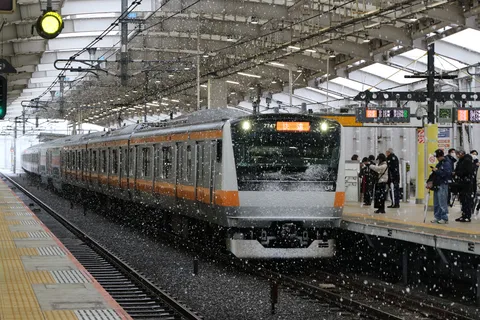 雪舞う駅、列車が紡ぐ冬の物語