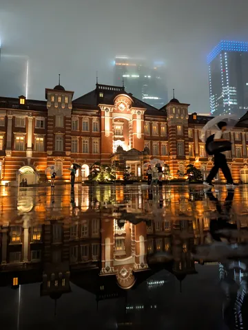 雨粒に映る、光と影の東京駅