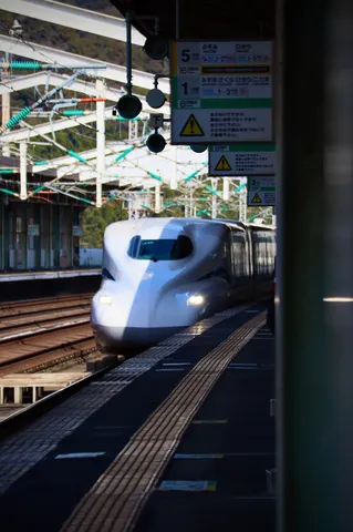 旅立ちの銀色、静寂のプラットホーム