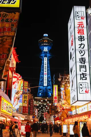 ネオンに浮かぶ夜の通り