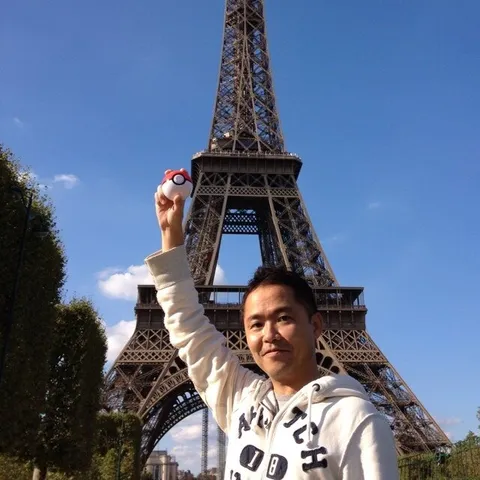 パリの空に、ポケモンボールを添えて