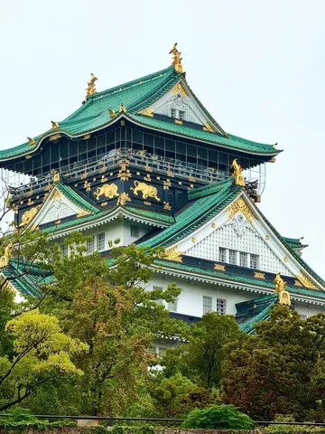 緑と金の龍の楼閣