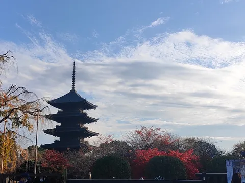 秋空に映える五重塔