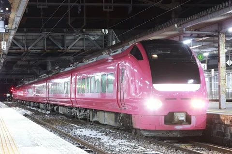 夜を染めるピンク列車