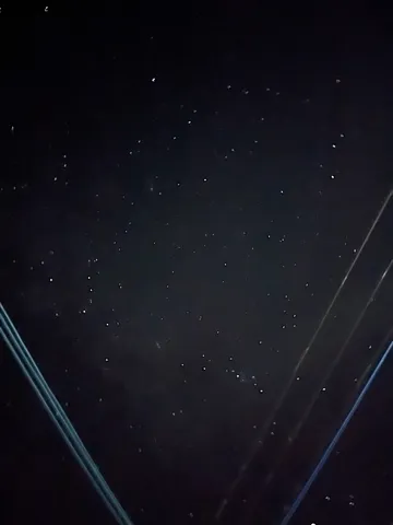夜空に光の線と瞬き