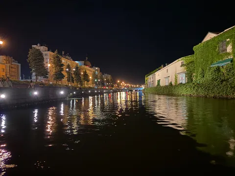夜の水辺に灯る街景
