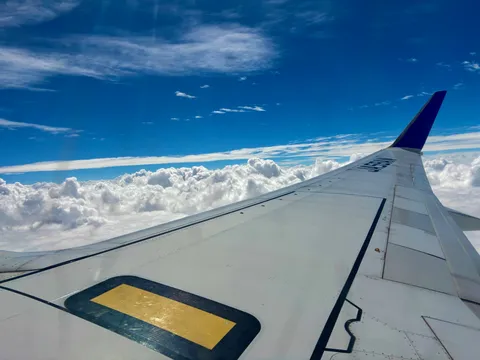 雲海を越える飛行機