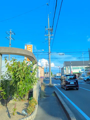 電柱と車、空のコントラスト