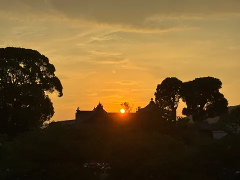 沈みゆく太陽と古刹のシルエット