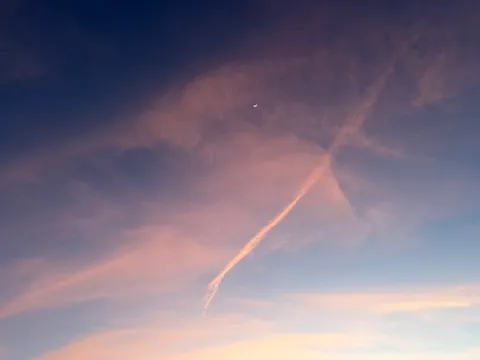 空に描かれた光の道と三日月