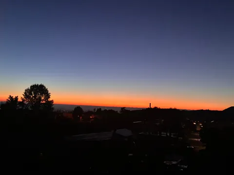 夕焼けと街の静かな輪郭