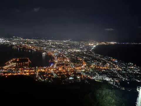 煌めく夜景に息をのむ