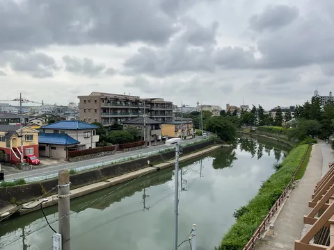 曇り空と都会の川面